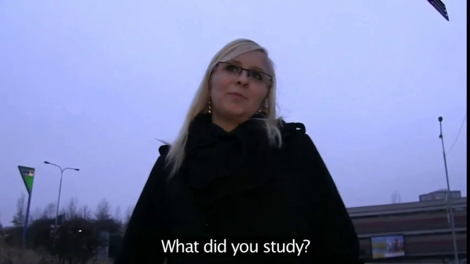 Blonde with glasses fucking outdoor in dusk