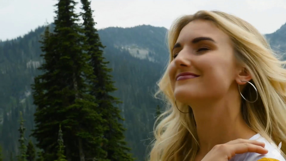 Big butt blonde MILF model Anna Katarina outdoor stript