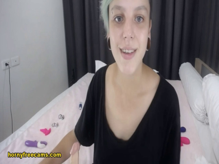 Spunky Short Haired Babe Show Her Hairy Pussy Live