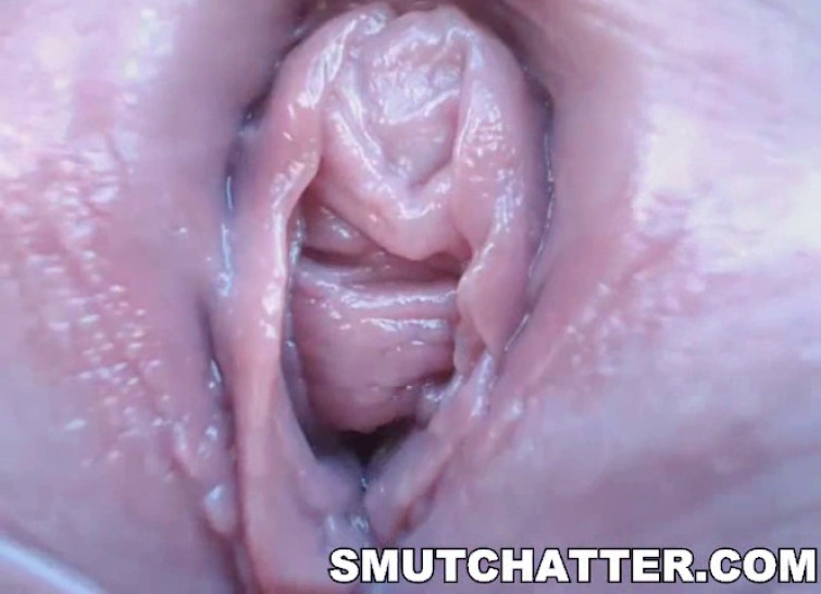 Sexy redhead babe showing her wet pussy on web cam